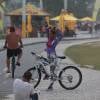 Taís Araújo grava cenas de 'Mister Brau' andando de bicicleta na orla do Recreio