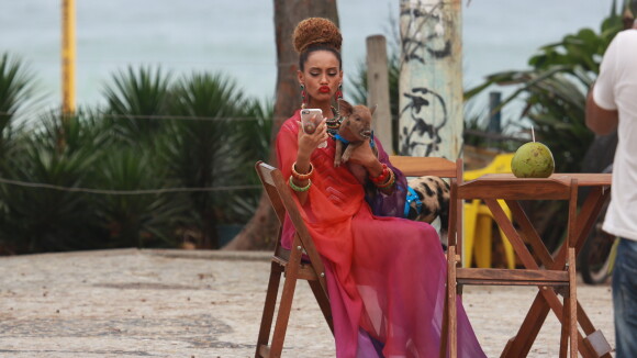 Taís Araújo grava 'Mister Brau' com dois porquinhos na praia do Recreio. Fotos!
