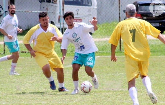 Felipe Simas participa de futebol beneficente