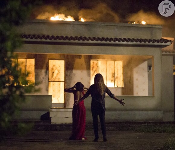 Encorajada por Atena (Giovanna Antonelli), Tóia (Vanessa Giácomo) risca o fósfora para incendiar cativeiro com Romero (Alexandre Nero) dentro em 'A Regra do Jogo'