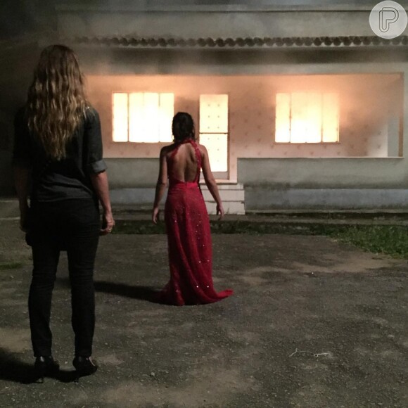 'A Regra do Jogo': Tóia (Vanessa Giácomo) e Atena (Giovanna Antonelli) incendeiam cativeiro com Romero (Alexandre Nero) dentro