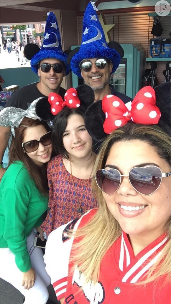 Fabiana Karla posa em cruzeiro da Disney nos bastidores de gravação do programa 'Estrelas', nesta segunda-feira, 22 de fevereiro de 2016