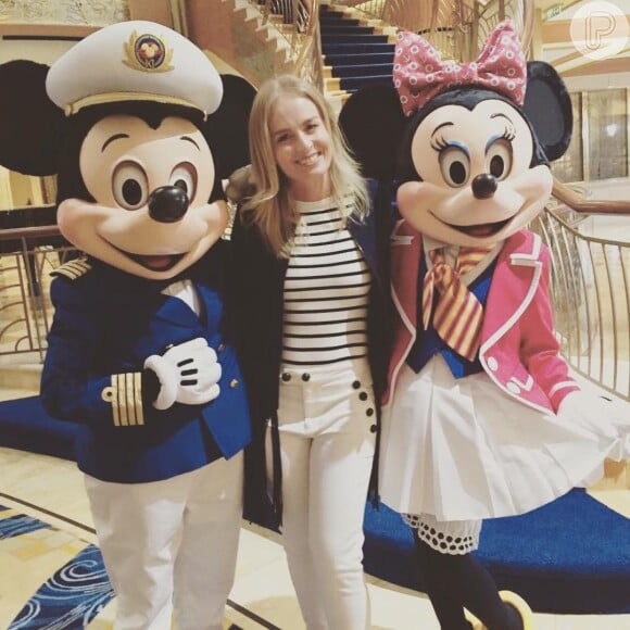 Angélica posa com os personagens Mickey e Minnie no Cruzeiro Disney, nesta segunda-feira, 22 de fevereiro de 2016