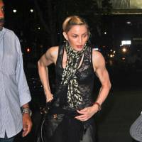 Madonna briga com internauta que criticou sua postura como mãe:'Caia fora daqui'