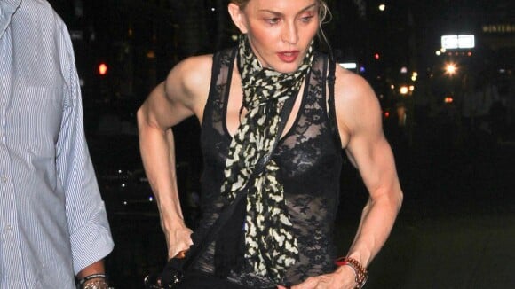 Madonna briga com internauta que criticou sua postura como mãe:'Caia fora daqui'