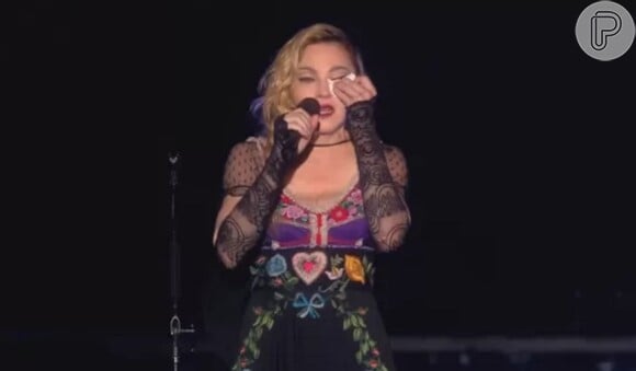 Madonna já pediu mais amor ao mundo e se emocionou durante um show