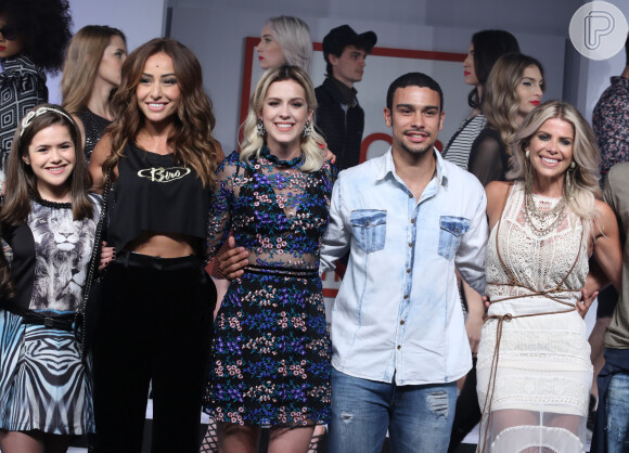 Maisa Silva, Sabrina Sato, Sophia Abraão, Sergio Malheiros e Karina Bacchi posam juntos em evento de moda em São Paulo, nesta terça-feira, 23 de fevereiro de 2016