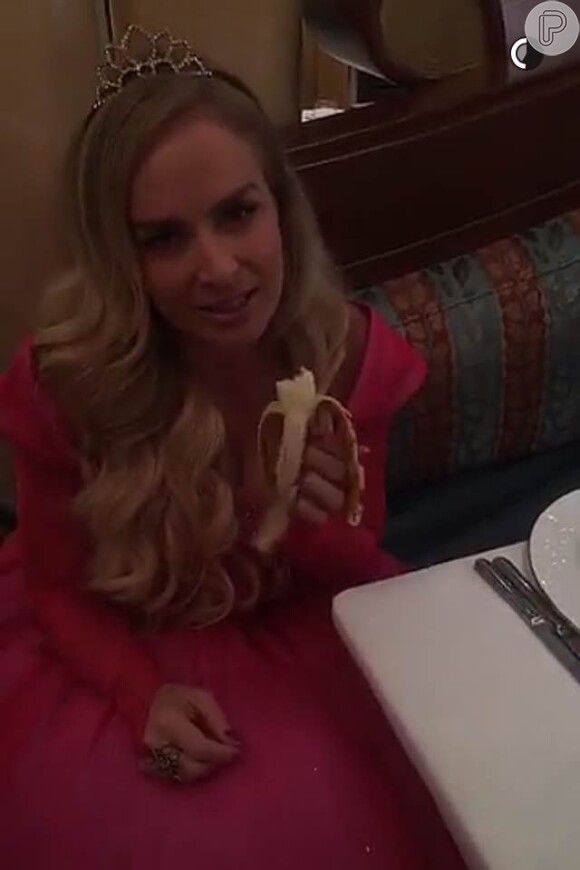 Luciano gravou a apresentadora comendo banana vestida de princesa durante cruzeiro da Disney