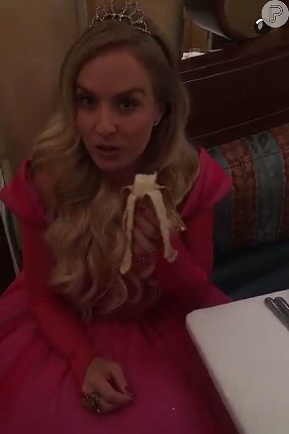 Angélica brinca em vídeo postado por Luciano Huck em Snapchat: 'Come banana'