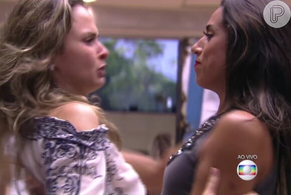 Juliana ganhou abraço de Ana Paula, sua rival de Paredão, ao deixar o 'BBB16'. Do lado de fora da casa, a bailarina eloigou a postura da jornalista: 'É sincera'