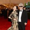 Almodóvar foi ao baile de gala do Met, em Nova York, neste ano e posou no tapete vermelho com a atriz Amanda Seyfried