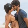 Novela 'Totalmente Demais': Jonatas (Felipe Simas) e Leila (Carla Salle) se beijam na praia antes de noite de amor