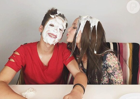Larissa Manoela e João Guilherme fazem brincadeira de torta na cara na tarde desta quarta-feira, 24 de fevereiro de 2016