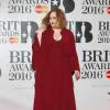 Adele chega arrasando com decote ao BRIT Awards e ao dircursar, ela declara apoio a Kesha