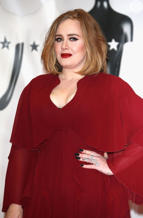 Adele foi com decote ao BRIT Awards, se apresentou, ganhou prêmio e declarou apoio a cantora Kesha