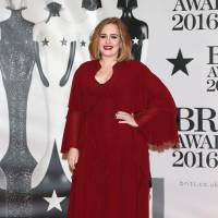 Adele usa look decotado no BRIT Awards, ganha prêmio e defende a cantora Kesha