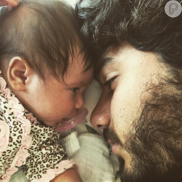 Hugo Moura e Maria Flor, de 2 meses, em momento especial de pai e filha