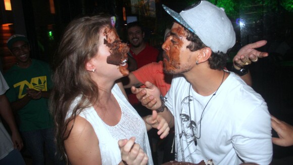 Rayanne Morais comemora aniversário de 23 anos do namorado com guerra de bolo