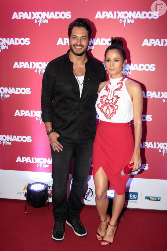 Raphael Viana e Nanda Costa posam juntos na pré-estreia de 'Apaixonados - O Filme', em São Paulo, nesta quarta-feira, 24 de fevereiro de 2016