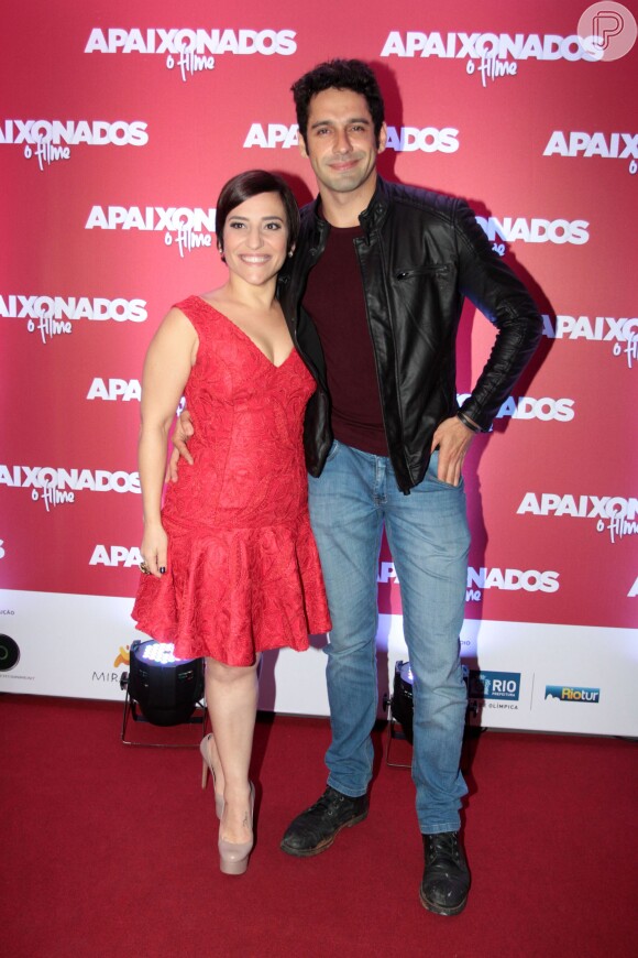João Baldasserini e Simone Gutierrez posam juntos na pré-estreia de 'Apaixonados - O Filme', em São Paulo, nesta quarta-feira, 24 de fevereiro de 2016