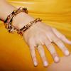 Blake Lively usa pulseiras e aliança de ouro na Milão Fashion Week