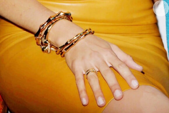 Blake Lively usa pulseiras e aliança de ouro na Milão Fashion Week