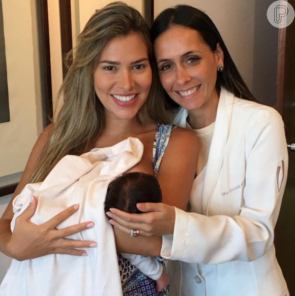 Ex-BBB Adriana Sant'Anna, na foto com a Dra. Viviane Monteiro, relatou o drama que viveu no início da gravidez, em seu perfil no Instagram, nesta quinta-feira, 25 de fevereiro de 2016