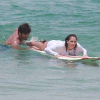 Deborah Secco aprende a surfar com o marido, Hugo Moura, em praia do Rio