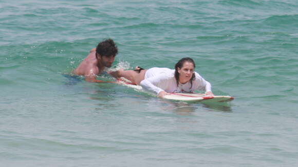 Deborah Secco aprende a surfar com o marido, Hugo Moura, em praia do Rio