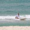 Deborah Secco aprende a surfar com o marido, Hugo Moura, em praia do Rio, nesta quinta-feira, 25 de fevereiro de 2016