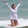 Deborah Secco comemora ao ficar de joelhos sobre a prancha de surf