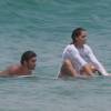 Deborah Secco e o marido, Hugo Moura, estiveram na praia da Barra da Tijuca, Zona Oeste do Rio