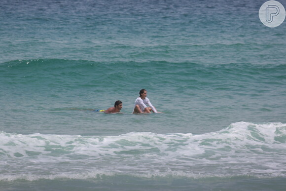 Deborah Secco e o marido, Hugo Moura, estiveram na praia da Barra da Tijuca, Zona Oeste do Rio