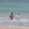 Deborah Secco aprende a surfar com o marido, Hugo Moura, em praia do Rio, nesta quinta-feira, 25 de fevereiro de 2016