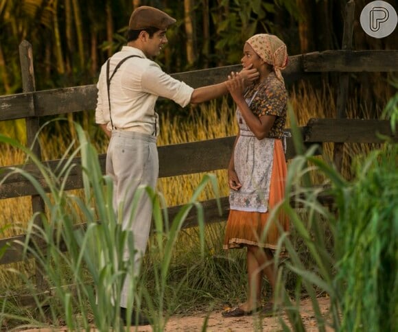 Quincas (Miguel Rômulo) se declara e beija Dita (Jeniffer Nascimento), na novela 'Eta Mundo Bom!', em 1º de março de 2016