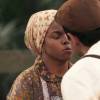 Quincas (Miguel Rômulo) beija Dita (Jeniffer Nascimento) após se declarar para a empregada, na novela 'Eta Mundo Bom!'