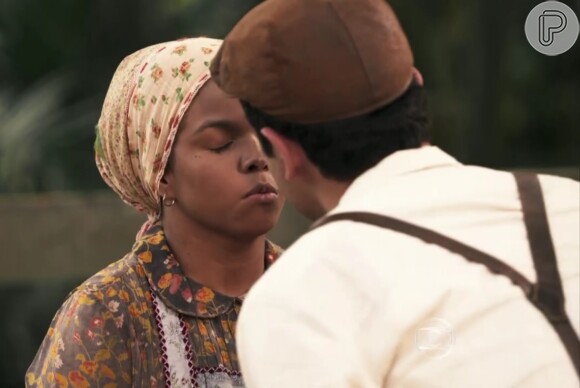 Quincas (Miguel Rômulo) beija Dita (Jeniffer Nascimento) após se declarar para a empregada, na novela 'Eta Mundo Bom!'