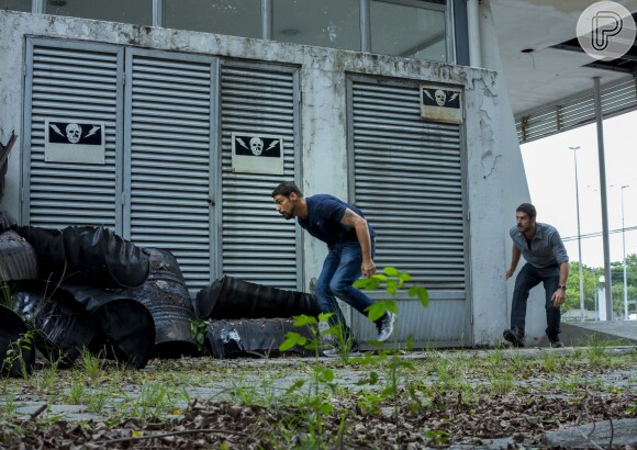 Foto: Novela 'A Regra do Jogo': O policial chega ao local após Juliano  (Cauã Reymond) seguir Zé Maria (Tony Ramos) e desconfiar da casa -  Purepeople