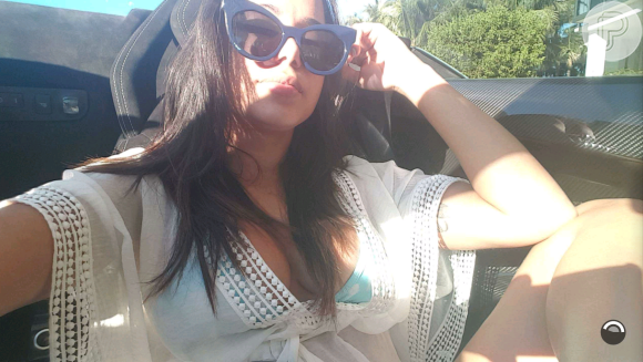 Anitta anda no carro que também foi usado pelo cantor colombiano Maluma