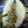 Juliana Alves deve perder o posto de rainha de bateria da Unidos da Tijuca no Carnaval 2017. A atriz desfila há quatro anos pela agremiação. Na foto, a artista aparece na folia de 2015