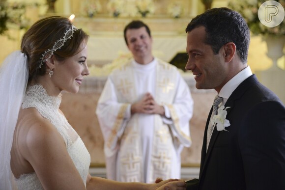 Bruno (Malvino Salvador) e Paloma (Paolla Oliveira) fazem os votos durante a cerimônia de casamento, em 'Amor à Vida'