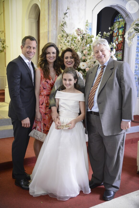 Bruno (Malvino Salvador) posa ao lado da família em seu casamento com Paloma (Paolla Oliveira), em 'Amor à Vida'