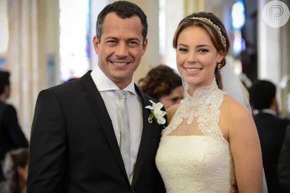 Paloma (Paolla Oliveira) e Bruno (Malvino Salvador), celebram sua felicidade após a cerimônia de seu casamento, em 'Amor à Vida'
