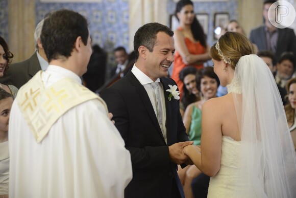 Bruno (Malvino Salvador) e Paloma (Paolla Oliveira) trocam as alianças, em 'Amor à Vida'