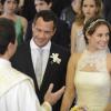 Paloma (Paolla Oliveira) e Bruno (Malvino Salvador) recebem a bênção do padre durante a cerimônia de seu casamento, em 'Amor à Vida'