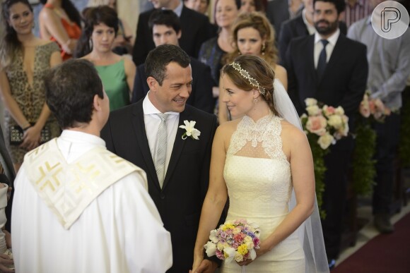 Apaixonados, Bruno (Malvino Salvador) e Paloma (Paolla Oliveira) finalmente se casam, após tantos desencontros, em 'Amor à Vida', em 26 de setembro de 2013