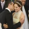 Bruno (Malvino Salvador) beija Paloma (Paolla Oliveira) com carinho ao final da cerimônia de casamento, em 'Amor à Vida'