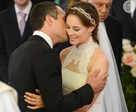 Bruno (Malvino Salvador) beija Paloma (Paolla Oliveira) com carinho ao final da cerimônia de casamento, em 'Amor à Vida'