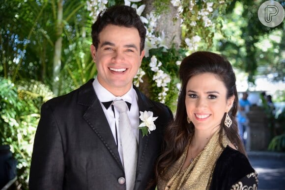 Valdirene (Tatá Werneck) e Carlito (Anderson di Rizzi) saem juntos do casamento de Paloma (Paolla Oliveira) e Bruno (Malvino Salvador), em 'Amor à Vida'