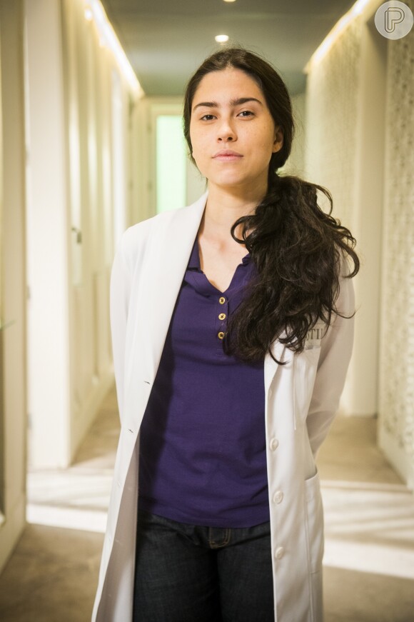Débora (Olivia Torres) estuda química e é estagiária na Bastille, onde trabalha ao lado de Fabinho (Daniel Blanco), na novela 'Totalmente Demais'